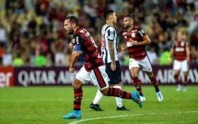 Jogando em casa, Flamengo vence o Talleres por 3 a 1 