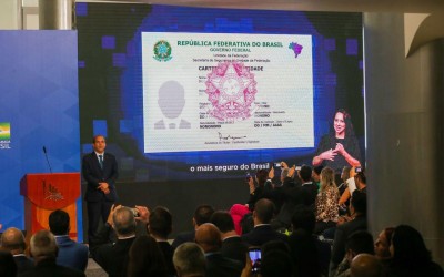 Governo entrega primeiras carteiras de identidade nacional