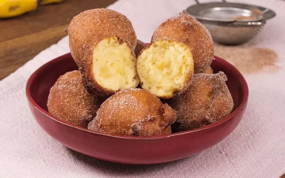 Bolinho de chuva com banana