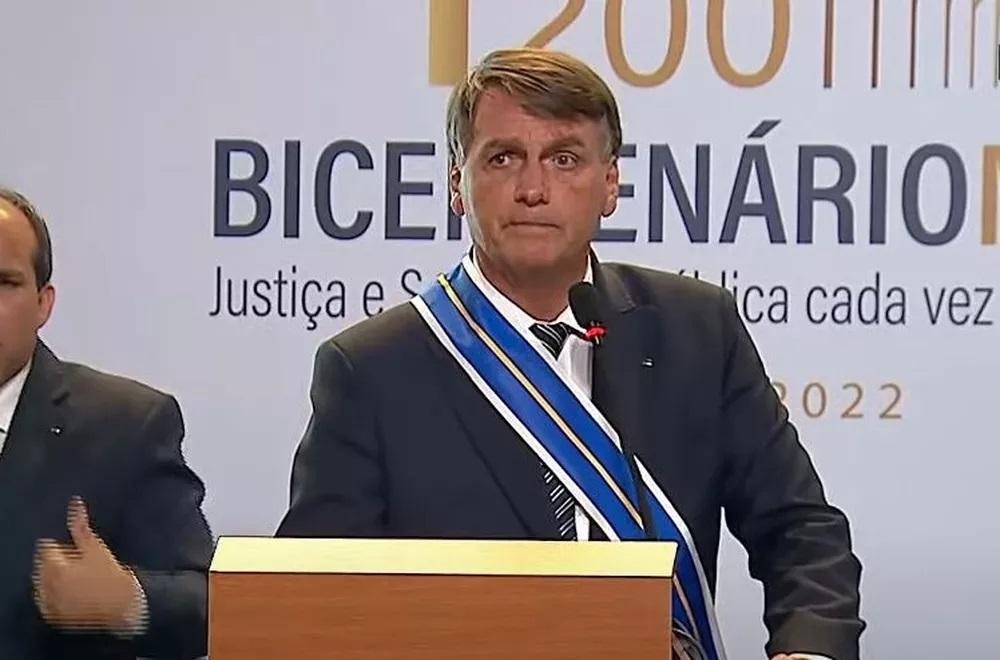 Bolsonaro anuncia projetos que alteram legítima defesa e definição de terrorismo; especialistas veem 'licença para matar'