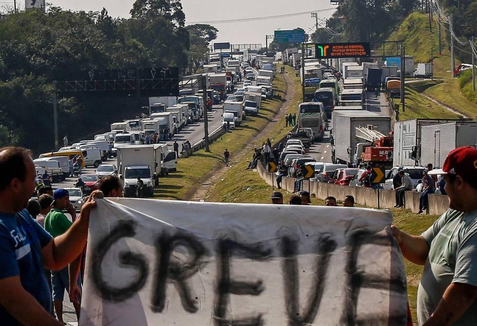 Caminhoneiros dizem que param no dia 1º de novembro caso Bolsonaro não atenda demandas