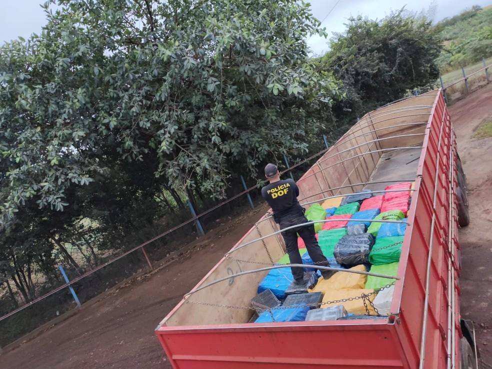 Carreta com carga de arroz em MS escondia 7,7 toneladas de maconha e mais 14 kg de skank, afirma polícia em Sidrolândia.