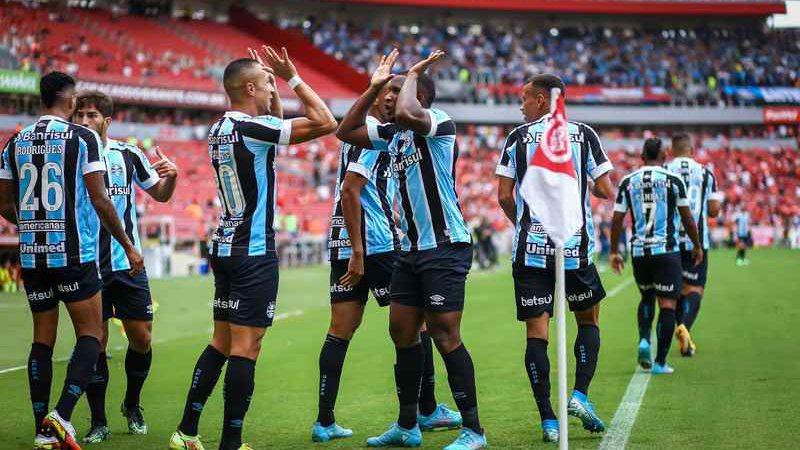 Grêmio derrota Inter no Beira Rio e fica perto da final do Gaúcho