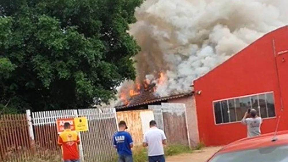 Incêndio destrói imóvel no centro de Campo Grande e seis mil litros de água são necessários para conter as chamas