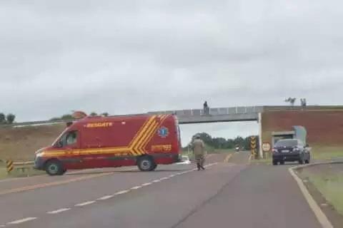 Jovem  de Sidrolândia , troca celular por droga, tenta se jogar de ponte e MS-060 é fechada - CREDITO: CAMPO GRANDE NEWS