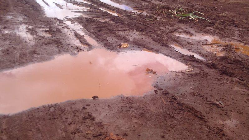 Moradores reclamam de lamaçal no acampamento Jatobá e prefeitura explica que área é da União