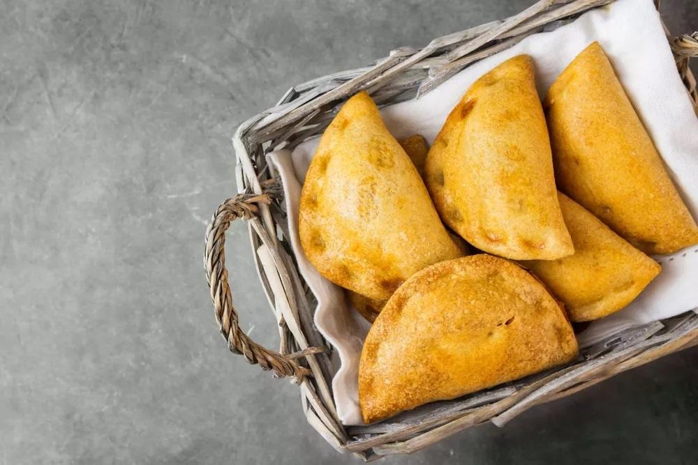 Pastel de forno de queijo e tomate