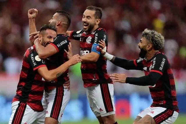 Empurrado por 50 mil torcedores, Flamengo goleia São Paulo no Maracanã 