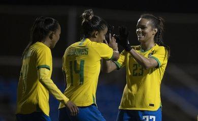 Gabi Nunes marca duas vezes e Brasil vence Hungria por 3 a 1