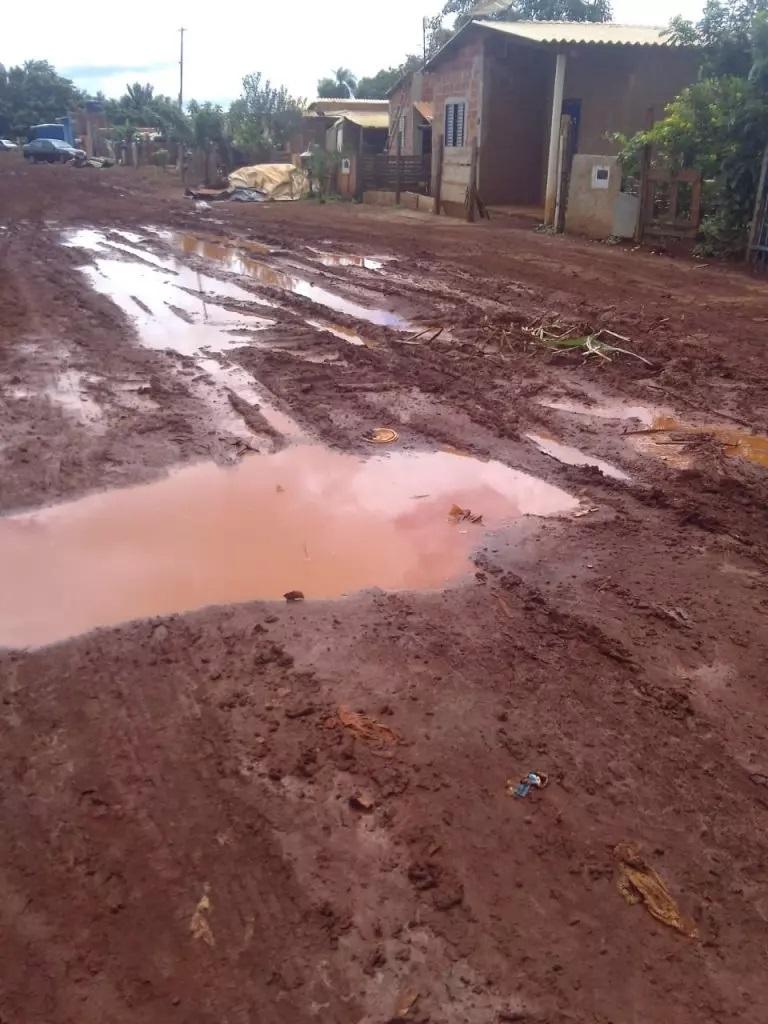 Moradores reclamam de lamaçal no acampamento Jatobá e prefeitura explica que área é da União