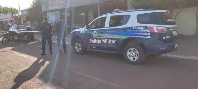 Mulher é assassinada com dois tiros no peito enquanto bebia em praça -