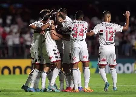 São Paulo goleia Athletico-PR e assume liderança do Campeonato Brasileiro 