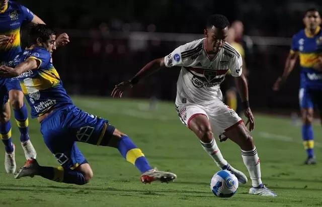 São Paulo vence Everton do Chile por 2 a 0 e assume liderança do grupo D 