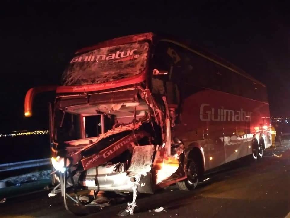 Ônibus de comerciantes de MS bate em caminhão e motorista morre; 7 ficam feridos 