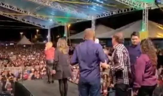 Prefeita Vanda Camilo (PP) de é vaiada no show do Raça Negra após querer alterar salário dos professores em MS