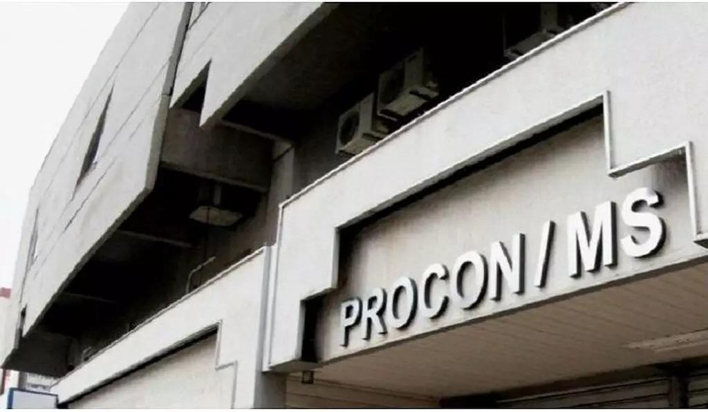 Procon autua bancos por demora no atendimento e larva em bebedouro 