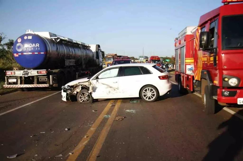 Condutor de Audi dorme ao volante e causa colisão com dois caminhões no anel rodoviário de Campo Grande e Sidrolândia.