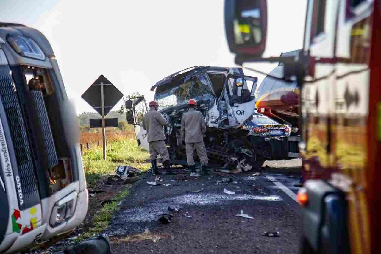 Condutor de Audi dorme ao volante e causa colisão com dois caminhões no anel rodoviário de Campo Grande e Sidrolândia.