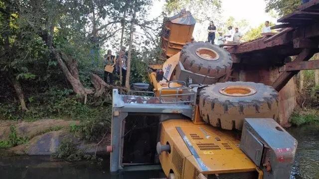 Trator cai de ponte e mata operador de máquinas esmagado 