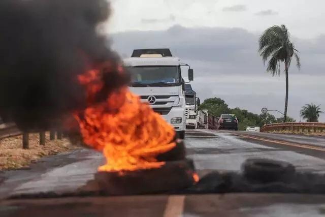 Advogado atira contra manifestantes,em Sidrolândia tenta furar bloqueio e é preso pela PRF 