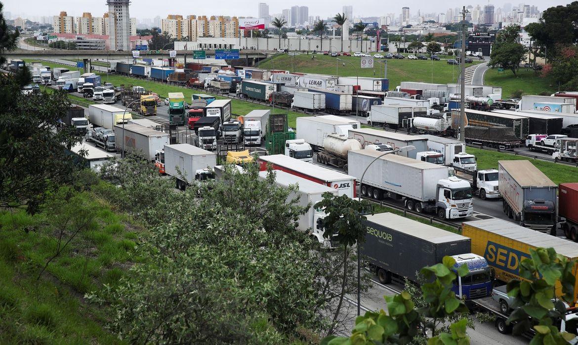 Motorista de SP que deixa capital ainda enfrenta bloqueios nas vias