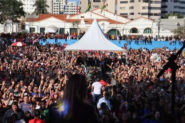 Fiéis lotam praça para orar e ouvir gospel nacional na Marcha para Jesus - CREDITO: CAMPO GRANDE NEWS