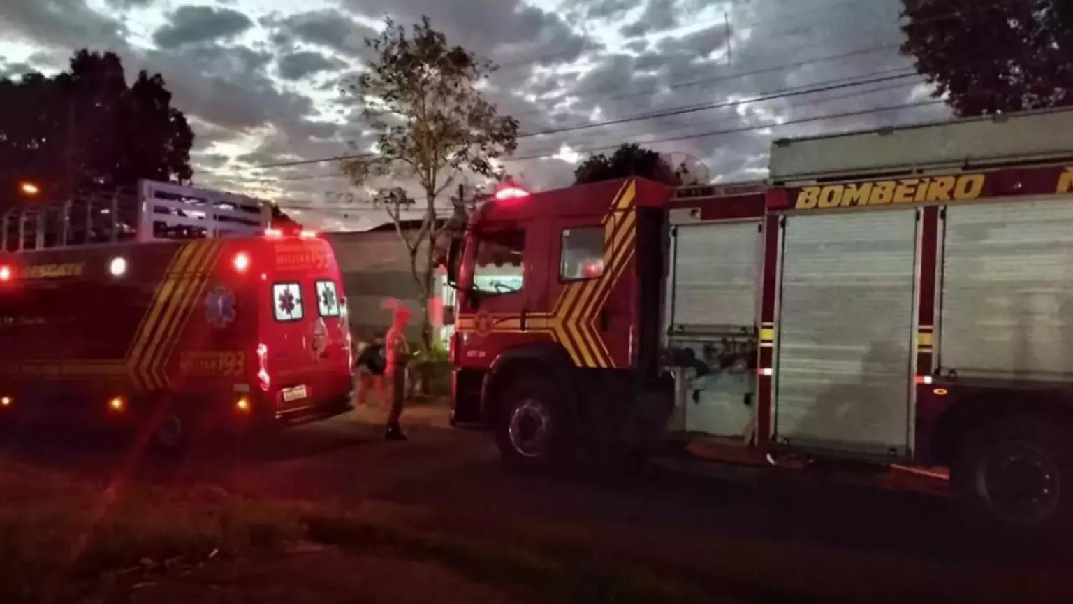 Homem morre carbonizado em incêndio na própria casa em Dourados