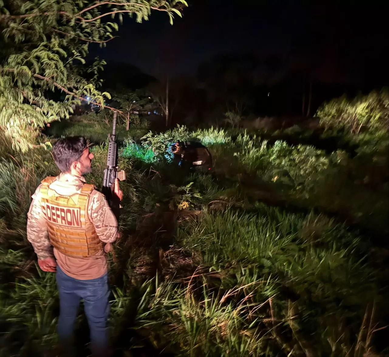 Traficante sofre acidente em carro com 700 kg de maconha durante perseguição