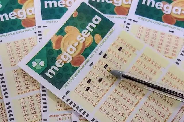 Mega-Sena acumula, mas premia 70 apostas de MS com a quadra 